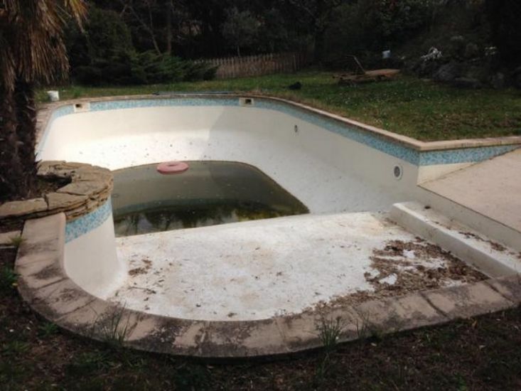 Piscine en silico marbreux avant rénovation